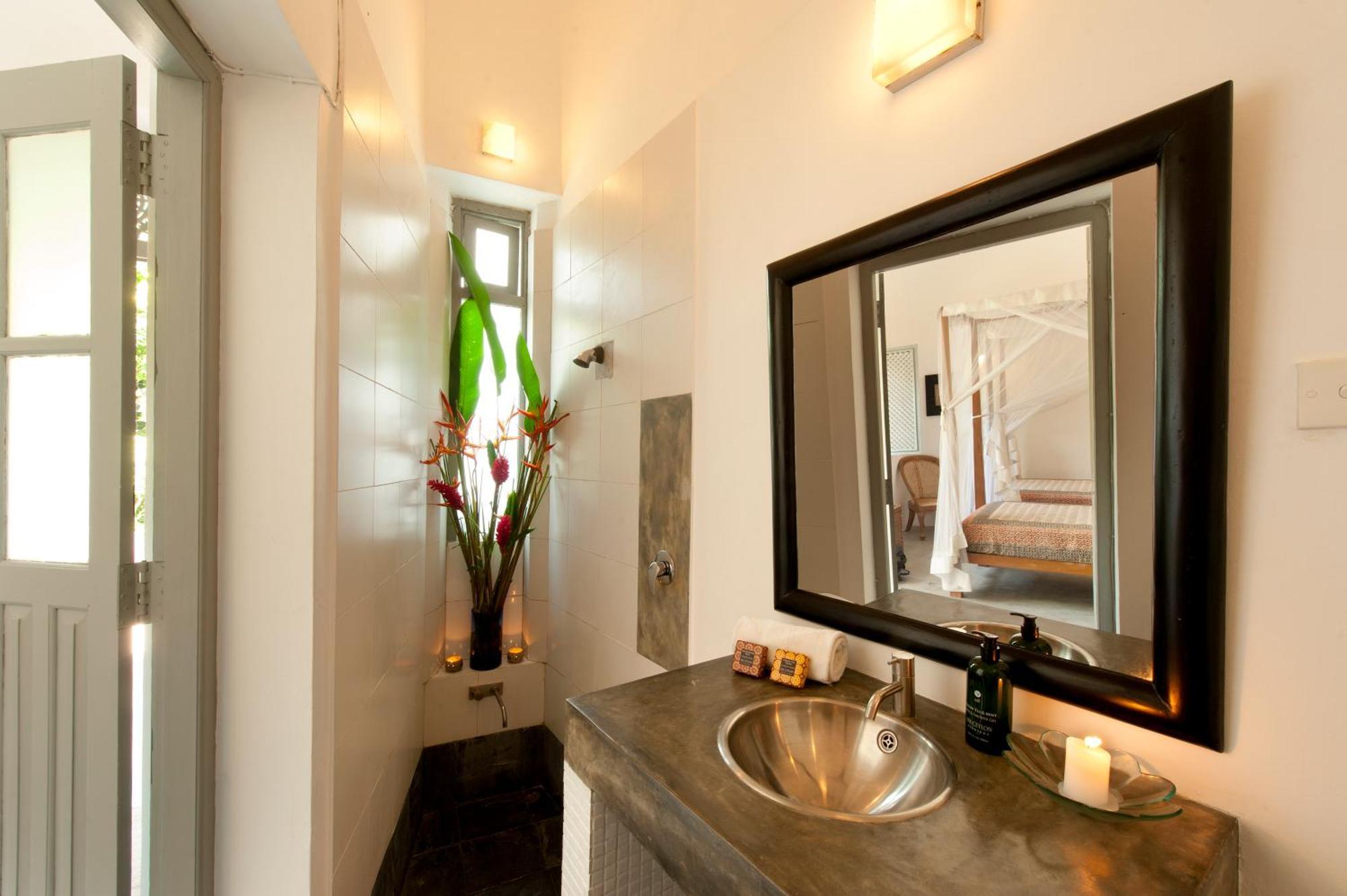 A 03 Bedroom Villa In Galle Fort With Roof Terrace & Pool Exterior photo